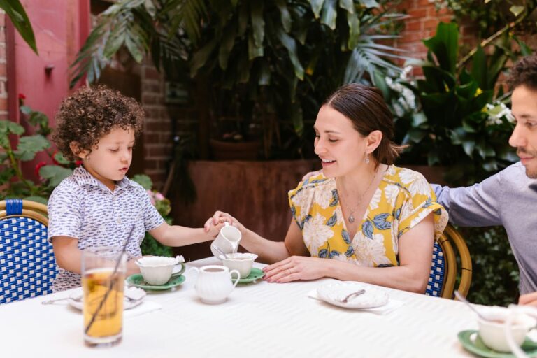 Here’s How to Make Eating Out With Kids a Breeze